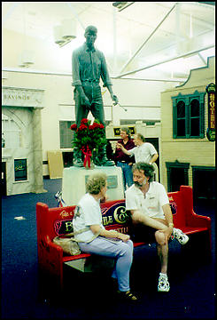 nstatue.jpg (26811 bytes)